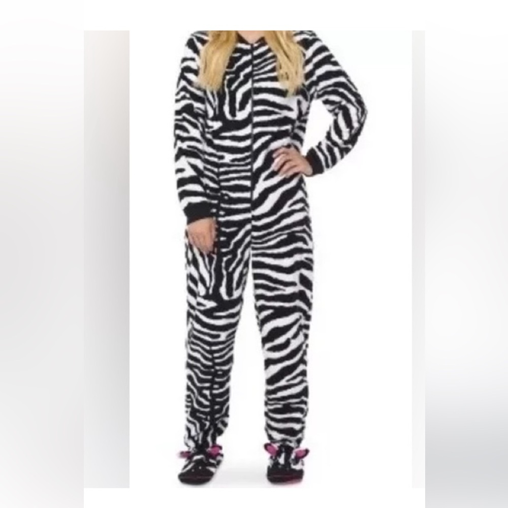 Nick and Nora zebra print zipper onesie pajama medium footies black white cozy